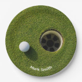 Golfball neben Loch auf grünem Gras Golfplatz  Pappteller (Vorderseite)