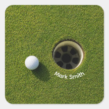 Golfball neben Loch auf grünem Rasen Golfplatz 