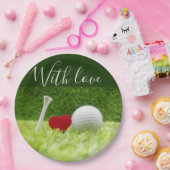 Golfball und Abschlag auf grünem Gras mit Liebe Pappteller (Party)