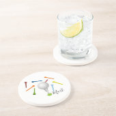 Golfball und buntes Tee auf weiß  Getränkeuntersetzer (Seite)