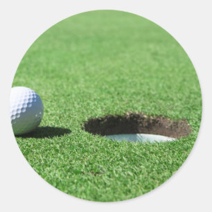 Golfball und Loch Runder Aufkleber