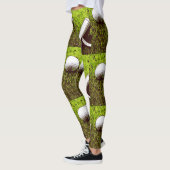 Golfball und Putter auf grünem Gras Leggings (Links)