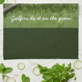 Golfball und Sandkeilgolfer machen es auf Grün Geschirrtuch (Gefaltet)