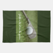 Golfball und Sandkeilgolfer machen es auf Grün Geschirrtuch (Horizontal)