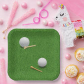 Golfball und Tee auf grünem Gras Hintergrund Pappteller (Party)