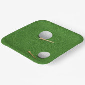 Golfball und Tee auf grünem Gras Hintergrund Pappteller (Gewinkelt)