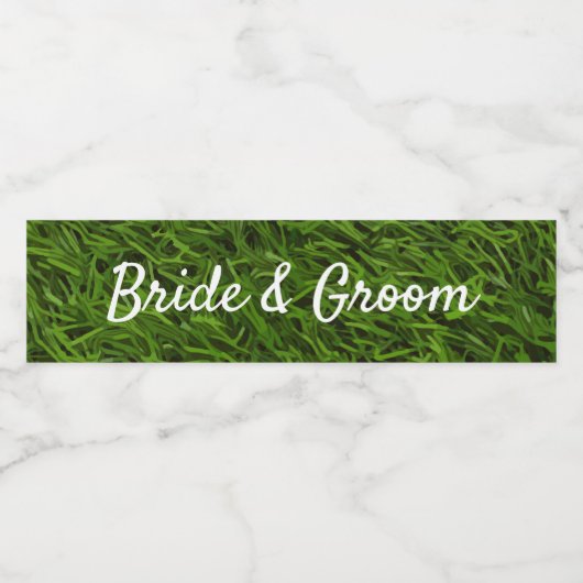 Golfball und Tee auf grünem Gras mit Liebe Hochzei Wasserflaschenetikett (Einzelnes Label)