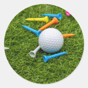 Golfball und Tee auf grünem Gras Runder Aufkleber
