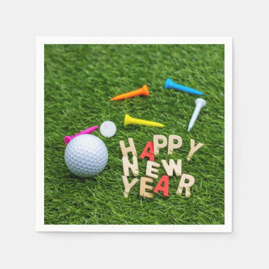 Golfball und Tee mit Happy New Year auf grün Serviette (Vorderseite)