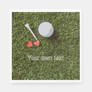Golfball und Tee mit Liebe auf dem grünen Golfplat Serviette
