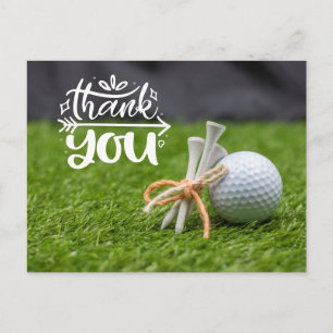 Golfball und Tee sind auf grünem Gras danke Ihnen Postkarte