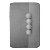 Golfbälle auf grauem Grund Badematte (Vorderseite Vertikal)