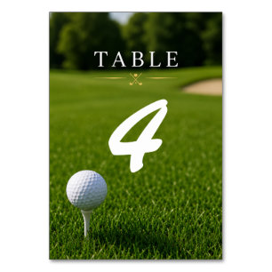 Golfbälle auf Tee auf grünem Gras Tischnummer