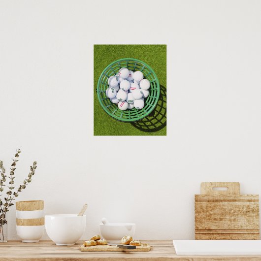 Golfbälle in einem Korb auf kurzem Grün Poster (Küche)