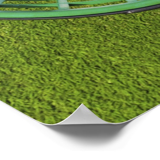 Golfbälle in einem Korb auf kurzem Grün Poster (Ecke)