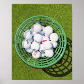 Golfbälle in einem Korb auf kurzem Grün Poster (Vorne)