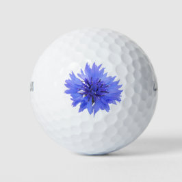 Golfbälle mit blauen Maisblüten
