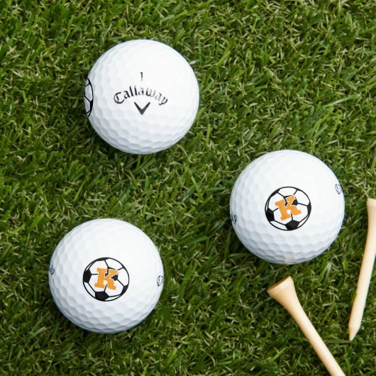 Golfbälle mit individuellem Monogramm und Fußballd (Insitu Gras)