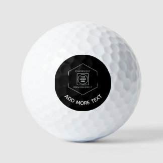 Golfbälle mit Logo-Text-Branding auf schwarzem Hin