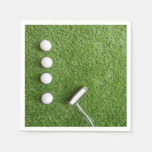 Golfbälle mit Putter auf grünem Gras für Golfer Serviette