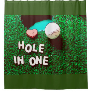 Golfbälle sind auf grünem Gras für das goldene Bad Duschvorhang