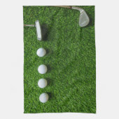 Golfbälle sind auf grünem Gras Geschirrtuch (Vertikal)