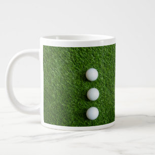 Golfbälle sind auf grünem Gras Jumbo-Tasse
