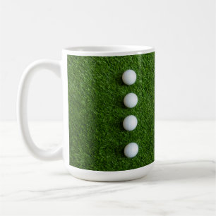 Golfbälle sind auf grünem Gras Kaffeetasse
