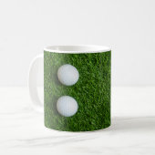 Golfbälle sind auf grünem Gras Kaffeetasse (Vorderseite Links)