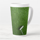 Golfbälle sind auf grünem Gras Milchtasse (Rechte Ecke)