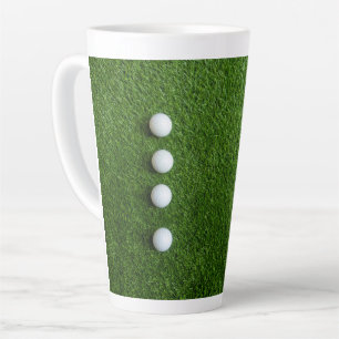 Golfbälle sind auf grünem Gras Milchtasse