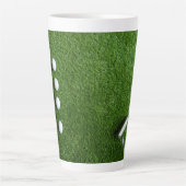Golfbälle sind auf grünem Gras Milchtasse (Vorderseite)
