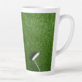 Golfbälle sind auf grünem Gras Milchtasse (Rechts)