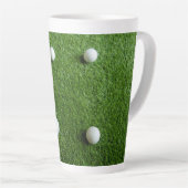 Golfbälle sind auf grünem Gras Milchtasse (Rechte Ecke)