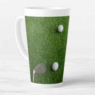 Golfbälle sind auf grünem Gras Milchtasse