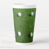 Golfbälle sind auf grünem Gras Milchtasse (Vorderseite)