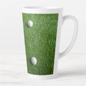 Golfbälle sind auf grünem Gras Milchtasse (Rechts)