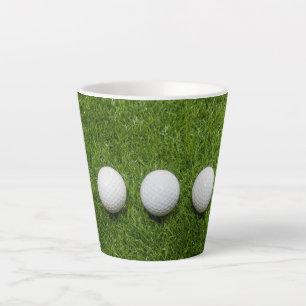Golfbälle sind auf grünem Gras Milchtasse