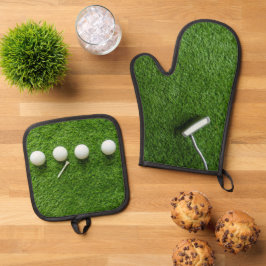 Golfbälle sind auf grünem Gras Ofenhandschuh & Topflappen-Set