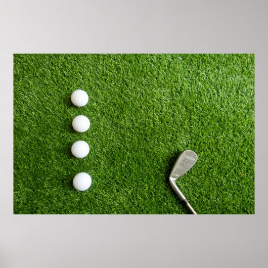 Golfbälle sind auf grünem Gras Poster (Vorne)