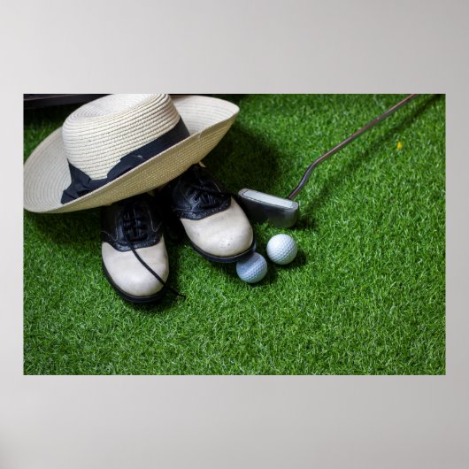 Golfbälle sind auf grünem Gras Poster (Vorne)