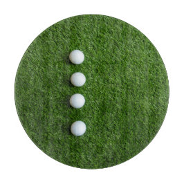 Golfbälle sind auf grünem Gras Schneidebrett