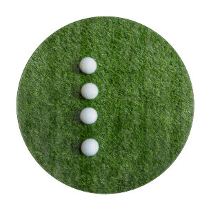 Golfbälle sind auf grünem Gras Schneidebrett