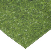 Golfbälle sind auf grünem Gras Tischdecke (Schrägansicht)
