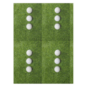 Golfbälle sind auf grünem Gras Tischdecke