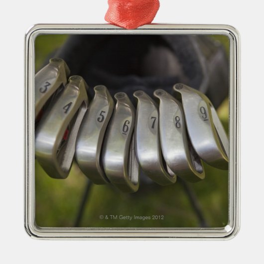 Golfclubköpfe in einer Tasche. Drei bis neun Silbernes Ornament (Vorne)