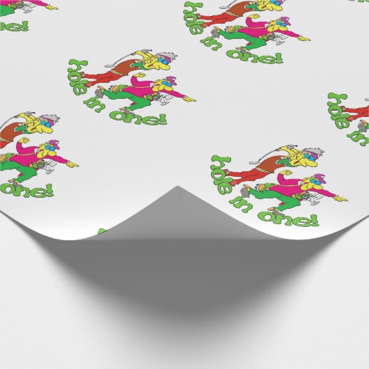 Golfer bekommt ein Loch in einem Geschenkpapier (Ecke)