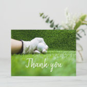 Golfer hält Golfball auf grünem Gras Dankeskarte (Stehend Vorderseite)