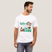 Golfer’s Day Fueled by Coffee – Funny Golf & Coffe T-Shirt (Vorne ganz)