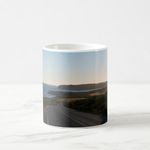 Golfer Sonnenuntergang, kurvenreiche Straße & Meer Kaffeetasse